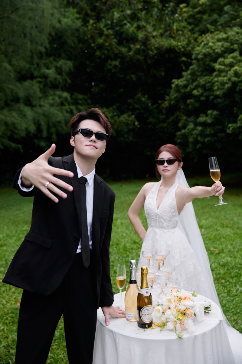 吴国章和朱子璇的第 2 张草坪竖向婚纱照