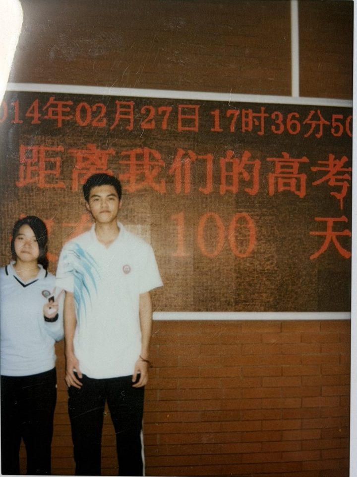 高考倒计时一百天时在教学楼前的合影