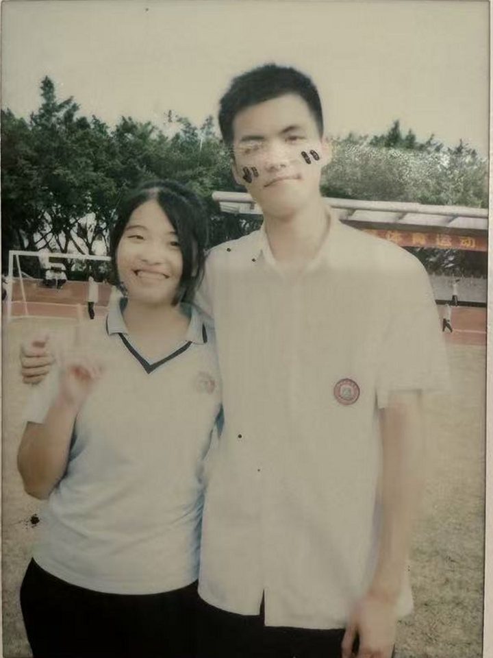 操场边比着剪刀手的合照