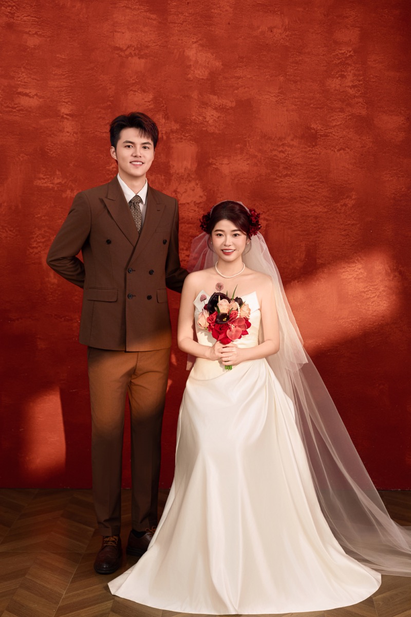 吴国章和朱子璇的第 2 张室内竖向婚纱照